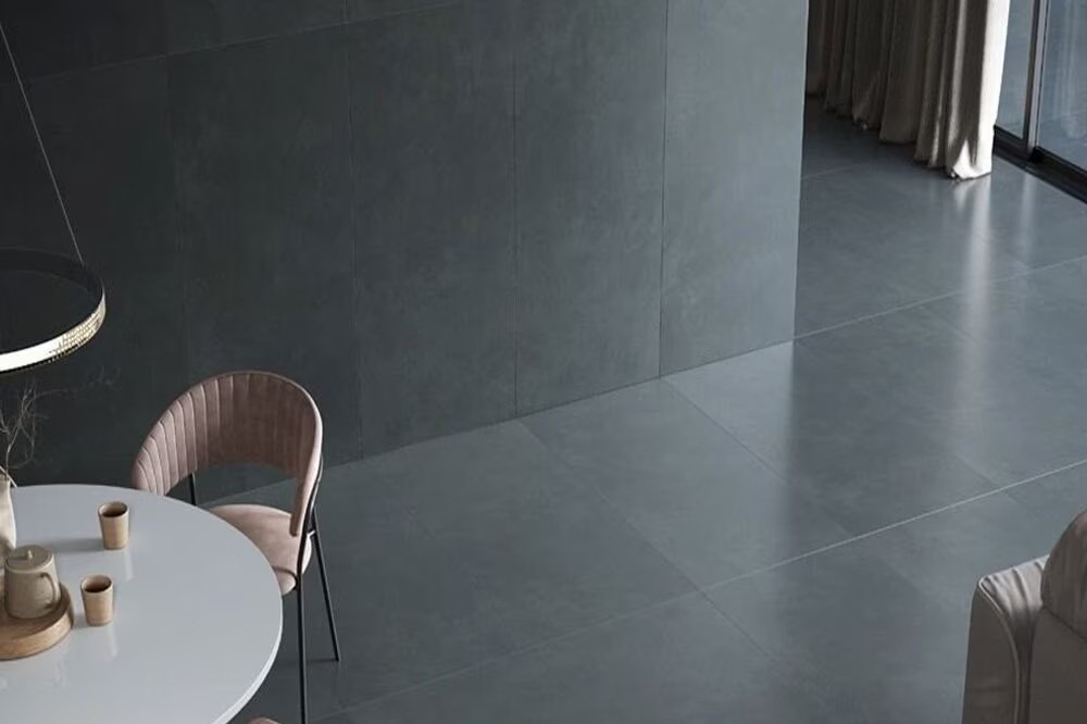 Que tal um toque de luxo para renovar seus espaços? Então veja como o porcelanato escuro pode transformar a decoração de qualquer ambiente