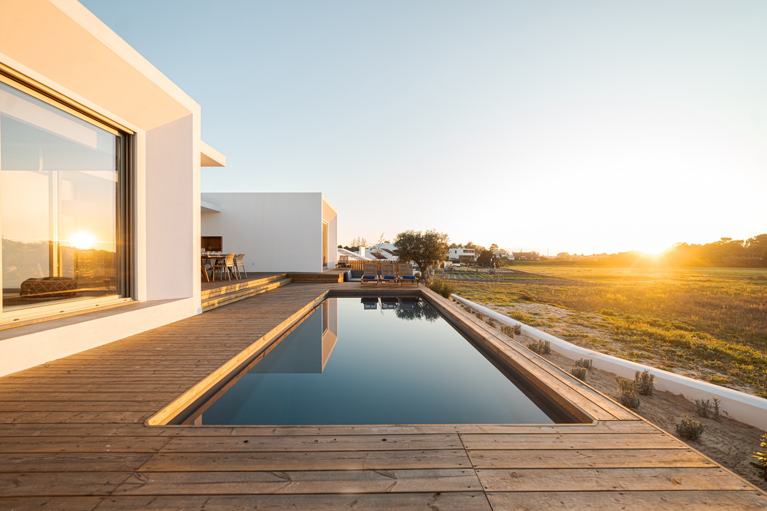 Já pensou em colocar um deck para piscina no seu quintal? Veja quais os materiais necessários e surpreenda-se com a simplicidade de instalação!