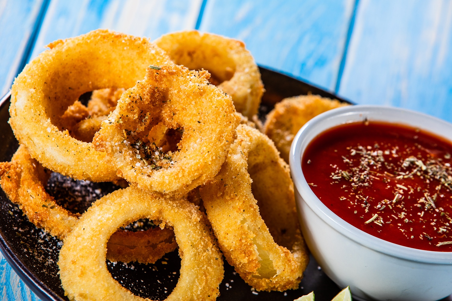Crocantes, leves e deliciosos, os anéis de cebola na air fryer são o petisco perfeito. Aprenda a fazer e surpreenda no sabor!