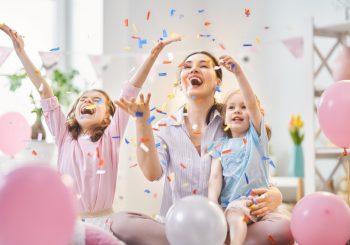 Sem aglomeração, mas com alegria: confetes, fantasias e música não precisam ser cancelados no seu próprio Carnaval em casa!