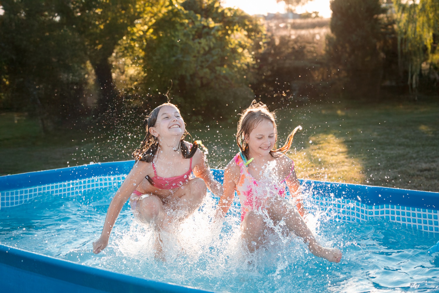 Mergulhe nas vantagens de investir em uma piscina de plástico e descubra qual o modelo ideal para sua família