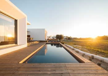 Deck para piscina: veja opções duráveis e fáceis de instalar