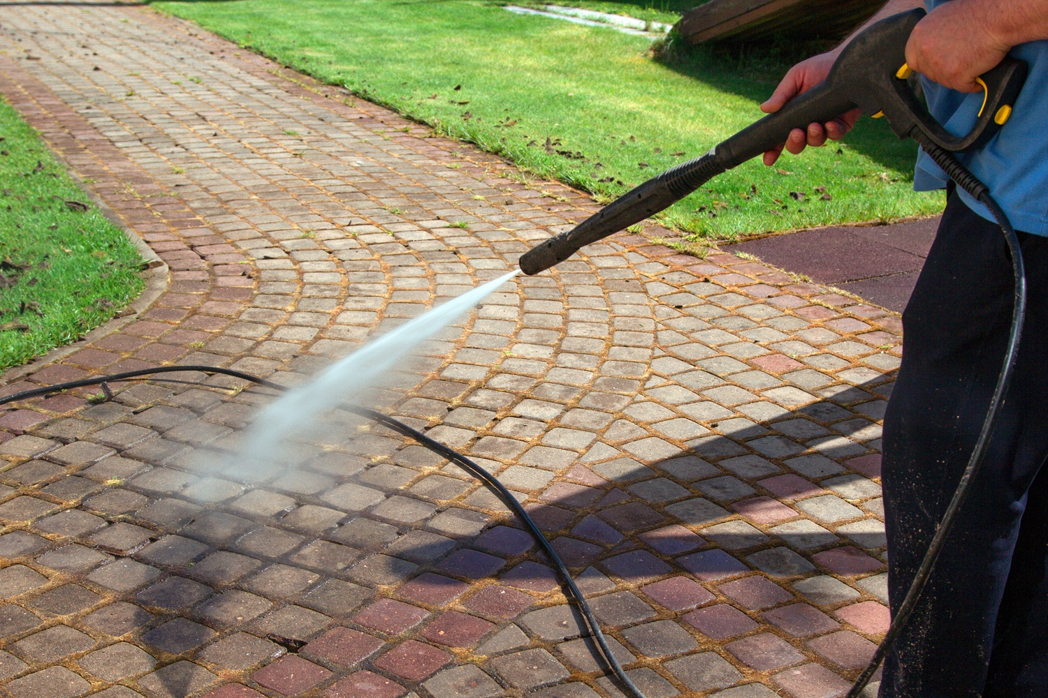 A limpeza de áreas externas e até de veículos, fica muito mais simples com uma lavadora de alta pressão. Saiba como escolher a certa.