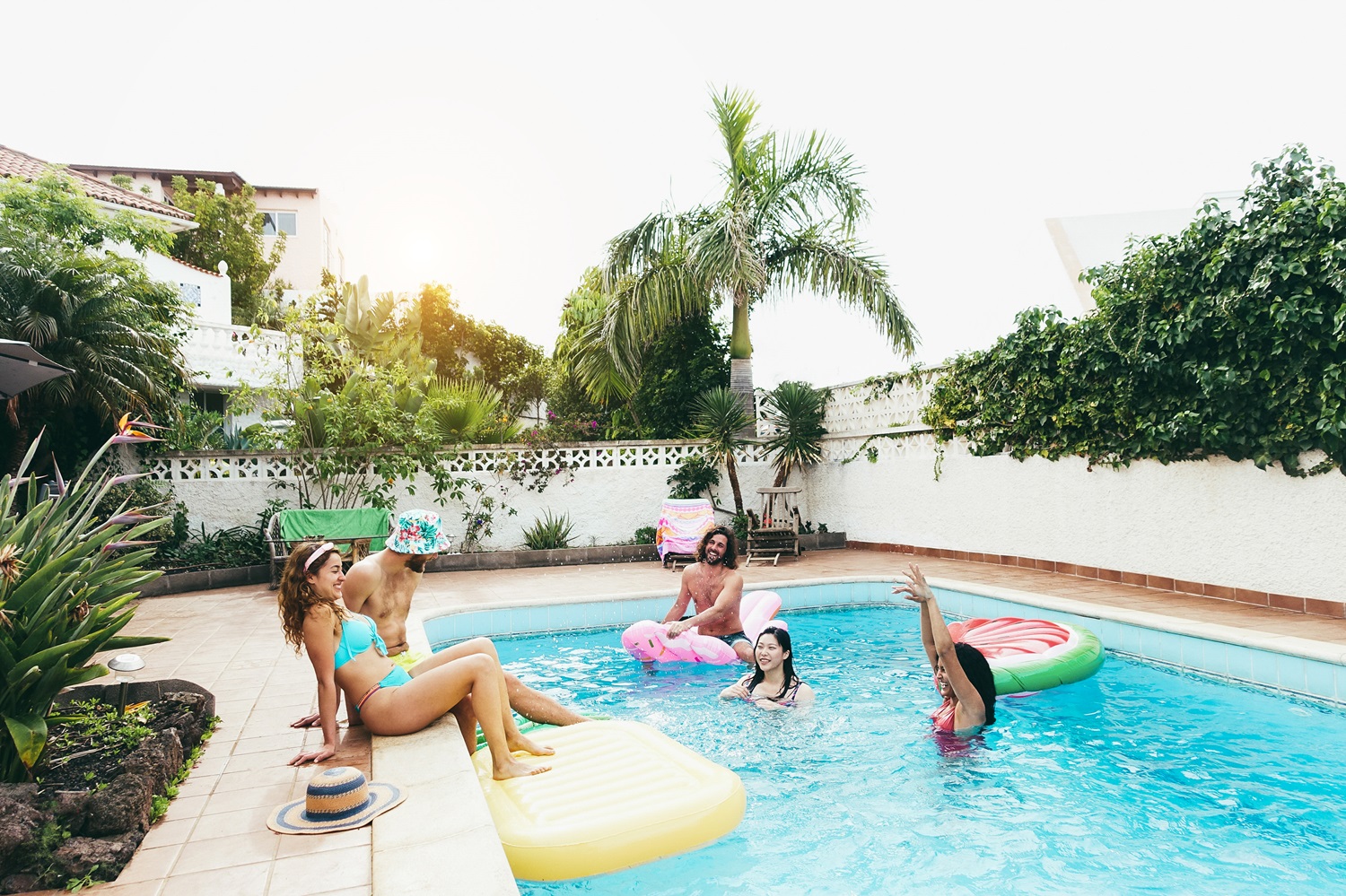 Quando o sol está forte, a piscina fica convidativa! Por isso, vale a pena investir no piso atérmico, um excelente aliado para o verão