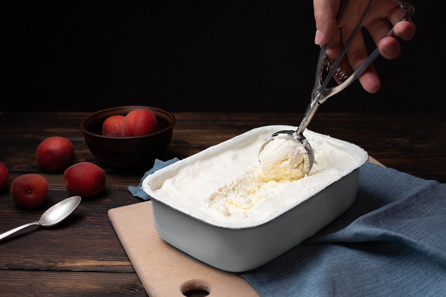 Seja com leite condensado ou apenas com frutas, descubra versões saborosas e saudáveis do sorvete caseiro para se deliciar neste verão.