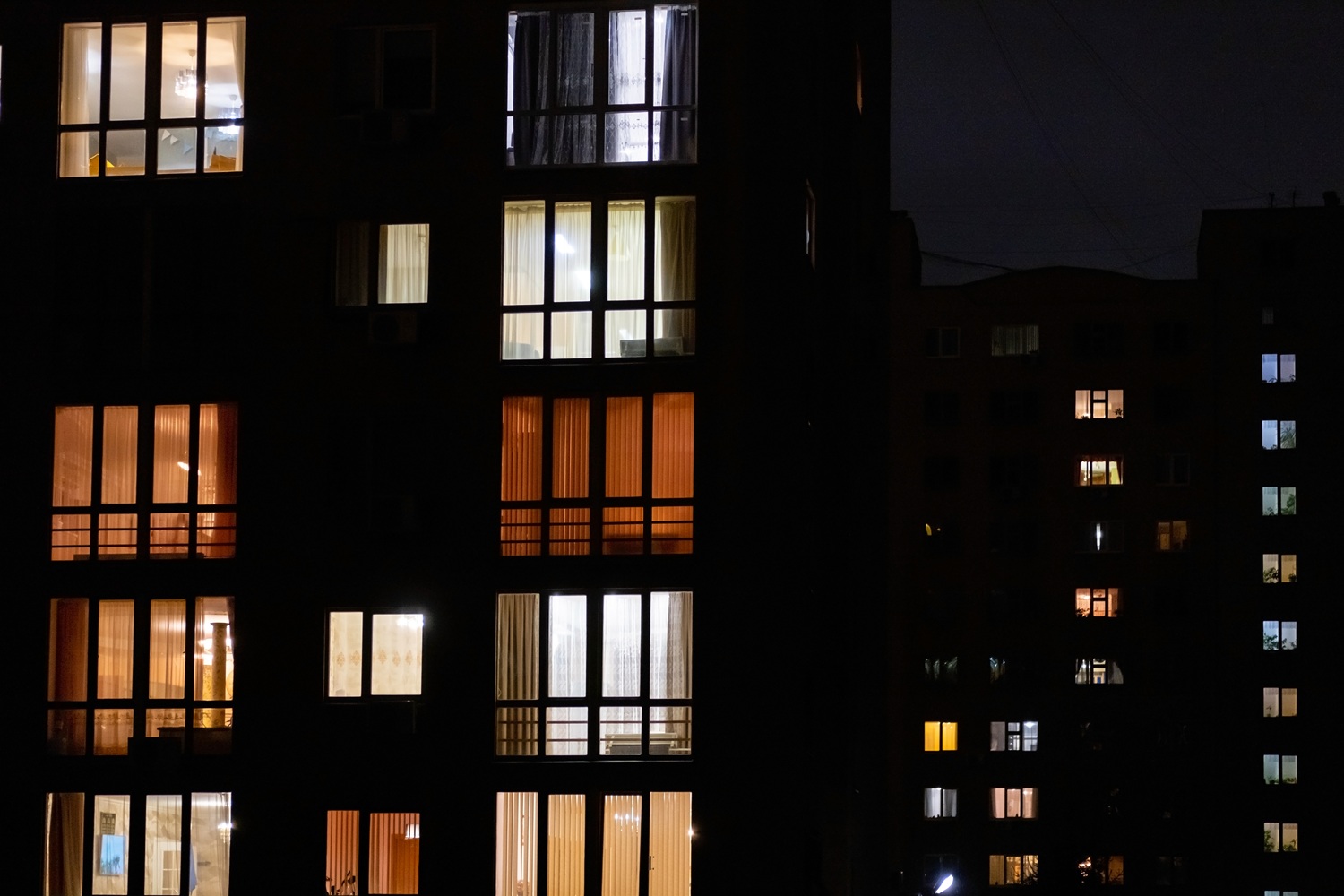 A escolha entre luz quente e luz fria transforma sua casa. Por isso, veja qual usar em cada cômodo e conheça opções incríveis para seu ambiente!