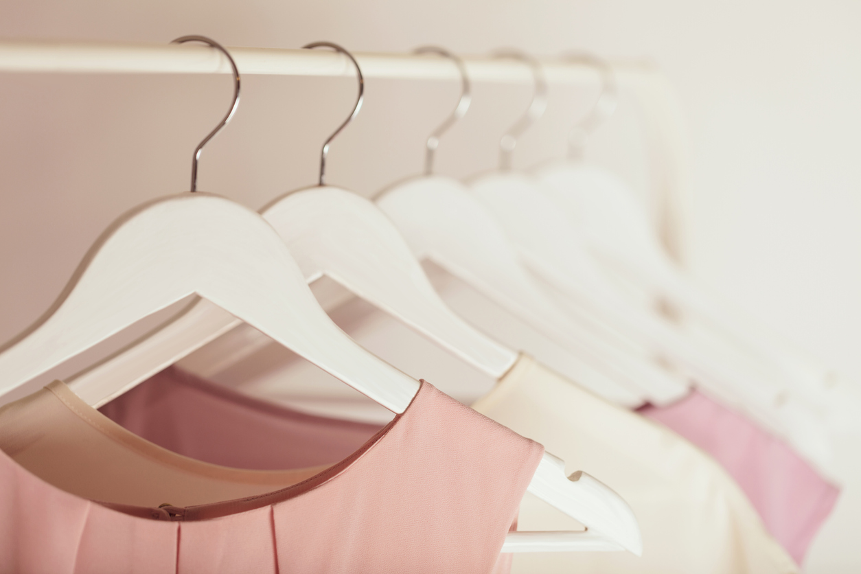 Descubra dicas práticas para combater o mofo no guarda-roupa e mantenha suas peças sempre protegidas contra os danos da umidade.