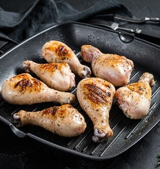 Coxas de frango sendo grelhadas