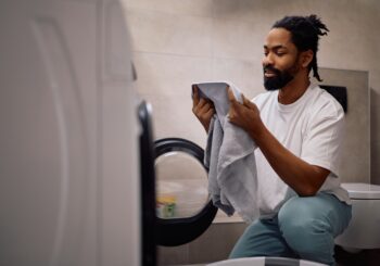 Morar sozinho requer planejamento e escolhas inteligentes. Veja dicas para economizar e os eletrodomésticos essenciais para sua casa nova