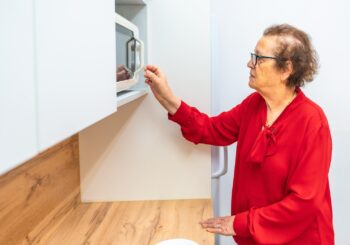 Descubra os melhores eletrodomésticos para idosos e saiba como deixar a cozinha mais segura, prática e confortável para o dia a dia