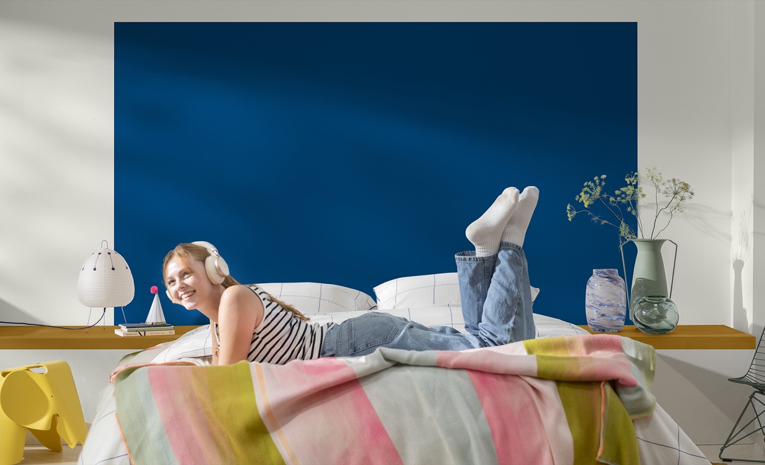 Azul Puro na parede de destaque