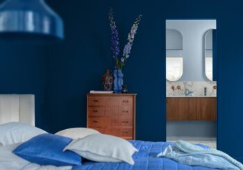 Veja a cor do ano 2026 eleita pela Coral e descubra como usar o azul na decoração para criar ambientes modernos, acolhedores e estilosos