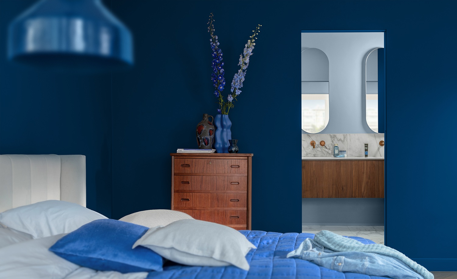 Veja a cor do ano 2026 eleita pela Coral e descubra como usar o azul na decoração para criar ambientes modernos, acolhedores e estilosos