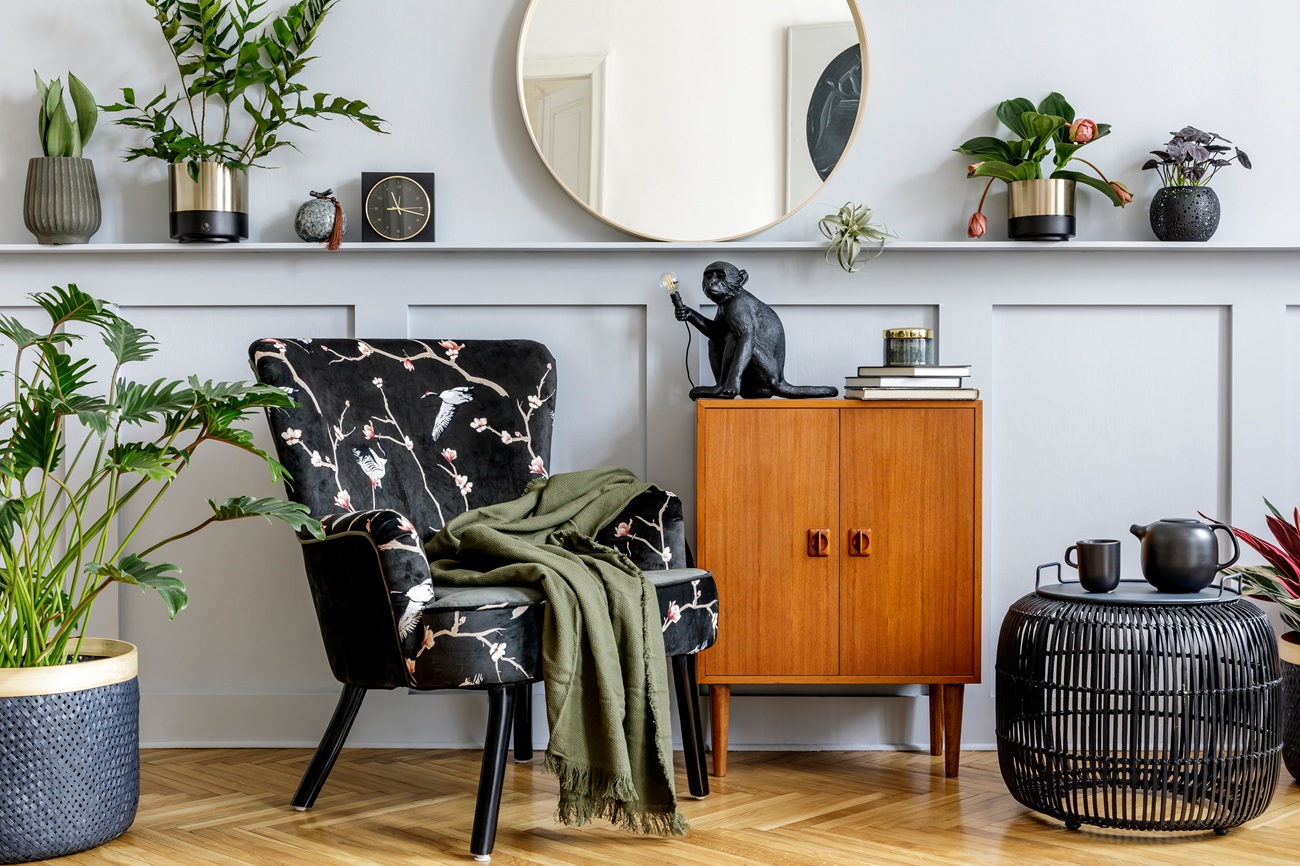 Móveis, tecidos, tapetes, almofadas e objetos decorativos se sobrepõem de forma intencional, criando profundidade visual e identidade