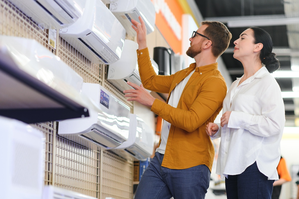 Cliente escolhendo ar-condicionado