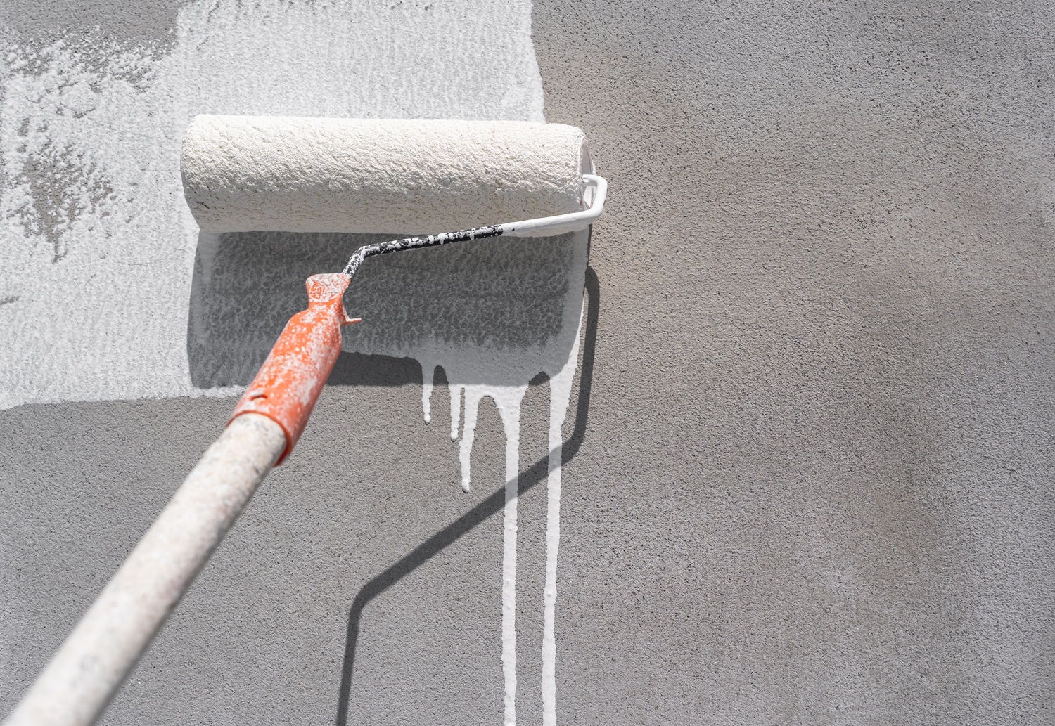 Entenda para que serve o impermeabilizante, conheça os principais tipos disponíveis e veja como aplicar corretamente na sua obra ou reforma