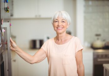 Descubra como uma casa inteligente pode aumentar a autonomia, a segurança e o conforto de idosos e pessoas com mobilidade reduzida.