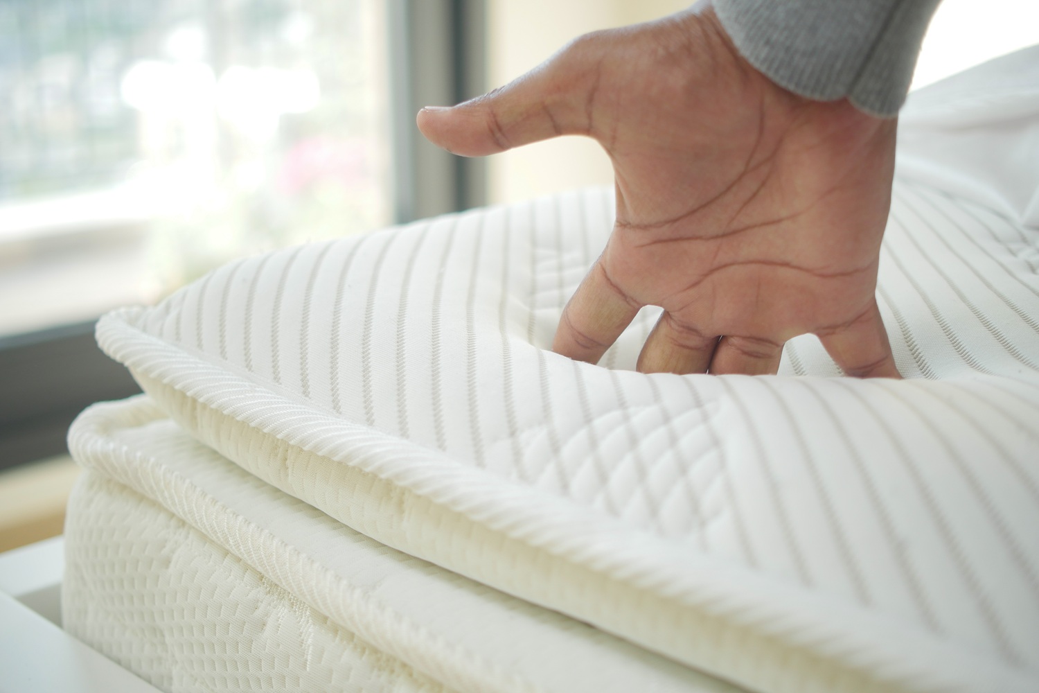 Saiba o que é um pillow top, como ele funciona e as principais diferenças entre o modelo integrado ao colchão e o acessório adicional.